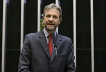 Pedro Uczai assume liderança do PT na Câmara, substituindo Lindbergh Farias. Com foco em áreas como a dosimetria, Uczai busca impulsionar causas do partido e implementar mudanças significativas no panorama político brasileiro.