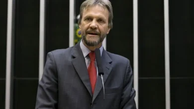 Pedro Uczai assume liderança do PT na Câmara, substituindo Lindbergh Farias. Com foco em áreas como a dosimetria, Uczai busca impulsionar causas do partido e implementar mudanças significativas no panorama político brasileiro.