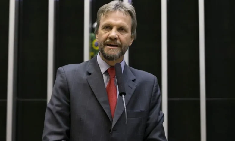 Pedro Uczai assume liderança do PT na Câmara, substituindo Lindbergh Farias. Com foco em áreas como a dosimetria, Uczai busca impulsionar causas do partido e implementar mudanças significativas no panorama político brasileiro.