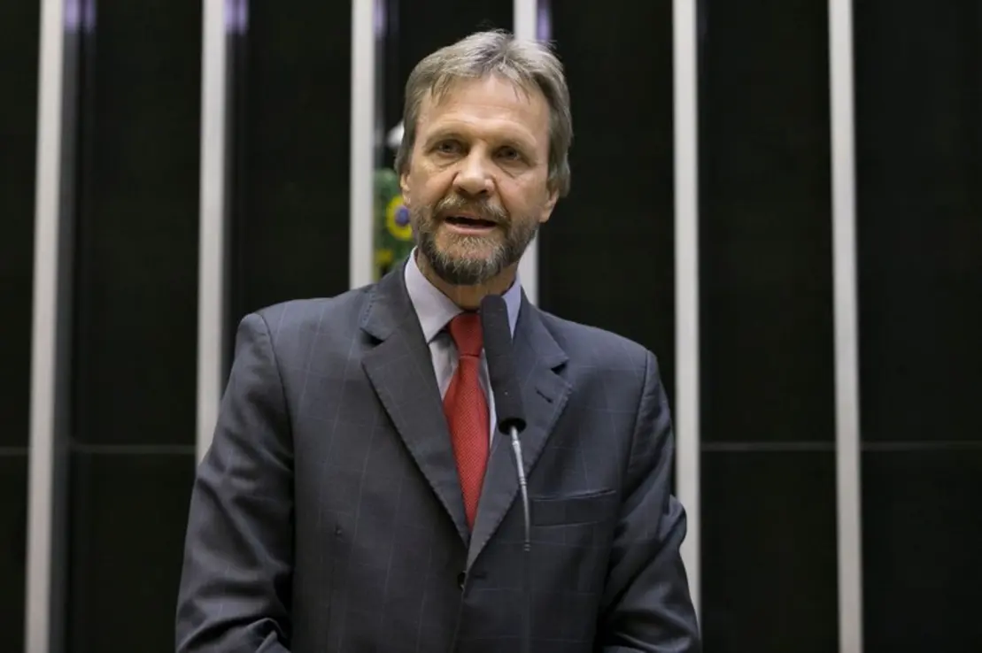 Pedro Uczai assume liderança do PT na Câmara, substituindo Lindbergh Farias. Com foco em áreas como a dosimetria, Uczai busca impulsionar causas do partido e implementar mudanças significativas no panorama político brasileiro.