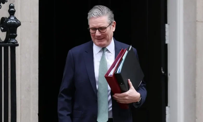 A gestão de Keir Starmer no Reino Unido enfrenta crise sem precedentes com 3 saídas de alto escalão em 7 dias, em meio a escândalo Epstein e pedidos de renúncia. Entenda.