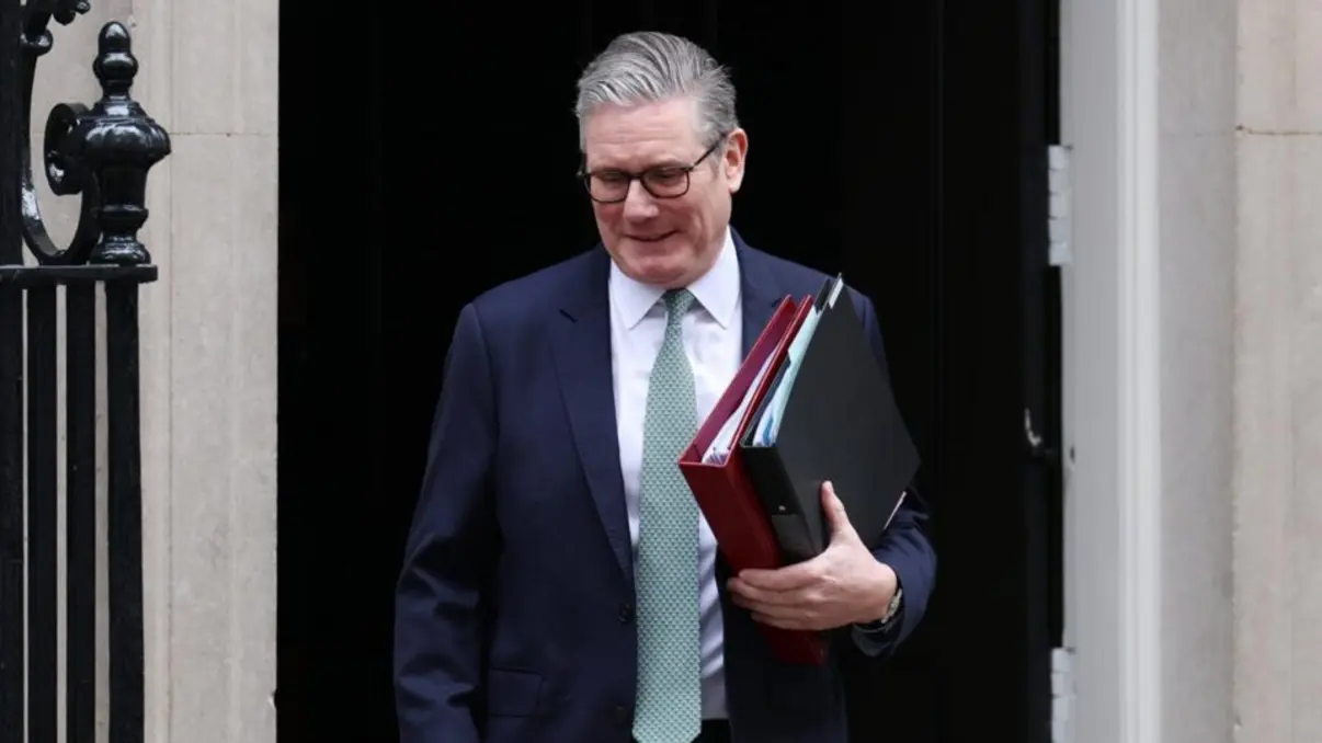 A gestão de Keir Starmer no Reino Unido enfrenta crise sem precedentes com 3 saídas de alto escalão em 7 dias, em meio a escândalo Epstein e pedidos de renúncia. Entenda.