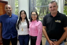 A UNESP Assis estreita laços com representantes políticos estaduais e federais, apresentando projetos como a UNATI e o curso de chinês, visando apoio e reconhecimento para o desenvolvimento regional.
