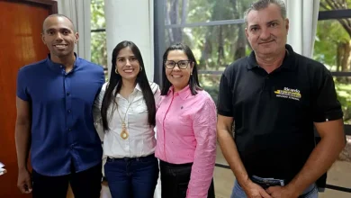 A UNESP Assis estreita laços com representantes políticos estaduais e federais, apresentando projetos como a UNATI e o curso de chinês, visando apoio e reconhecimento para o desenvolvimento regional.