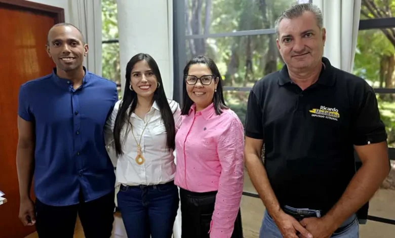 A UNESP Assis estreita laços com representantes políticos estaduais e federais, apresentando projetos como a UNATI e o curso de chinês, visando apoio e reconhecimento para o desenvolvimento regional.