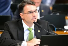 Tribunal suspende ordem de remoção de publicações do senador Flávio Bolsonaro na rede social X após decisão do desembargador Eustáquio de Castro, rejeitando pedido do PT por censura.