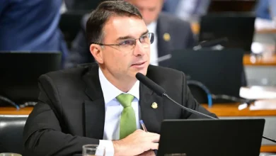 Tribunal suspende ordem de remoção de publicações do senador Flávio Bolsonaro na rede social X após decisão do desembargador Eustáquio de Castro, rejeitando pedido do PT por censura.