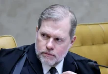 A Polícia Federal entrega relatório ao Supremo com evidências de ligação entre ministro Dias Toffoli e banqueiro Daniel Vorcaro, gerando dúvidas sobre a imparcialidade do ministro.