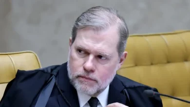 A Polícia Federal entrega relatório ao Supremo com evidências de ligação entre ministro Dias Toffoli e banqueiro Daniel Vorcaro, gerando dúvidas sobre a imparcialidade do ministro.