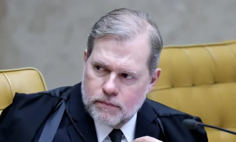 A Polícia Federal entrega relatório ao Supremo com evidências de ligação entre ministro Dias Toffoli e banqueiro Daniel Vorcaro, gerando dúvidas sobre a imparcialidade do ministro.