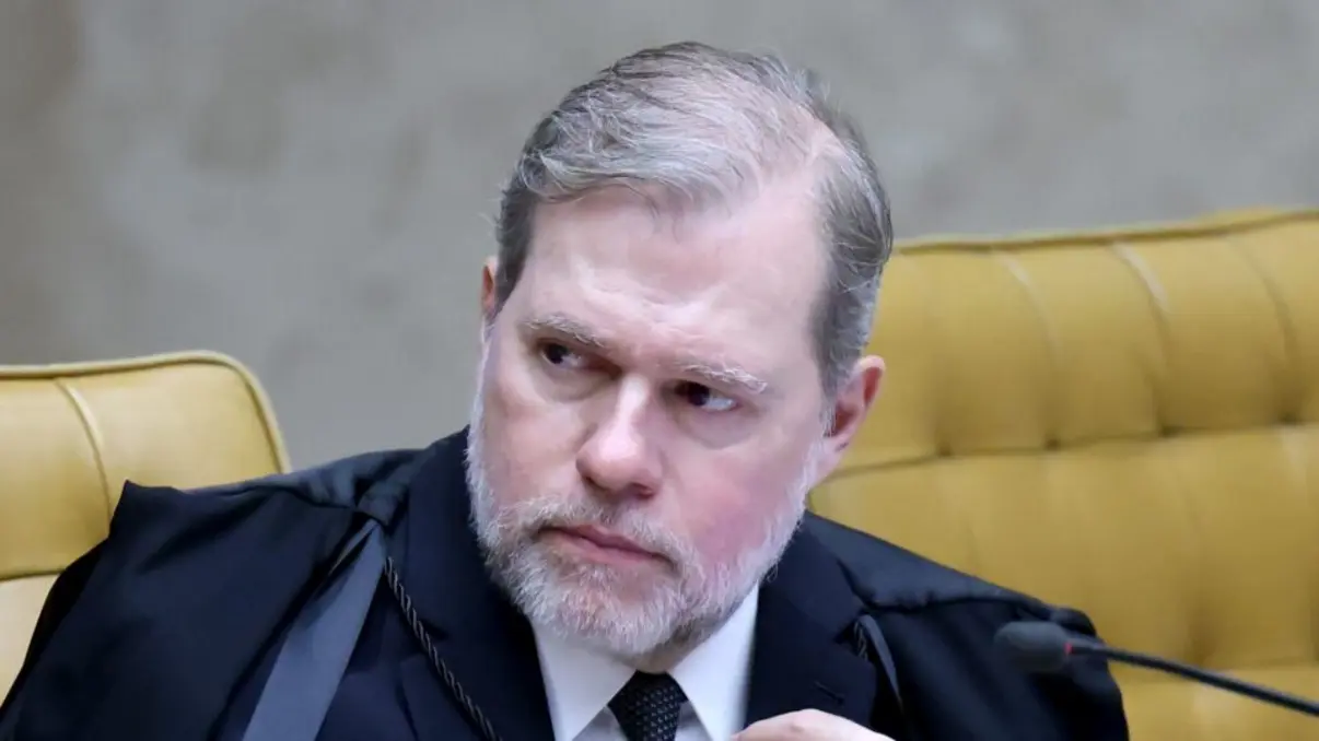 A Polícia Federal entrega relatório ao Supremo com evidências de ligação entre ministro Dias Toffoli e banqueiro Daniel Vorcaro, gerando dúvidas sobre a imparcialidade do ministro.