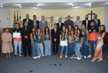 A equipe de basquete feminino Sub-12 de Paraguaçu Paulista, campeã da Liga Centro-Oeste Paulista 2025, recebe moção de aplauso na Câmara. Conheça as atletas e a comissão técnica homenageadas por sua brilhante vitória!