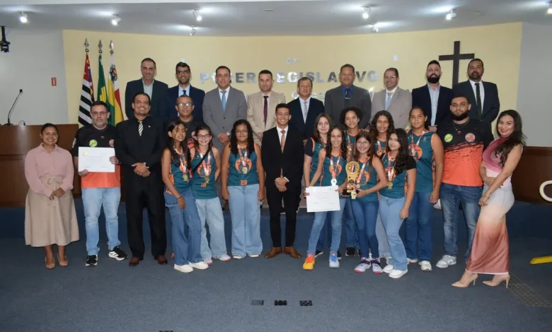 A equipe de basquete feminino Sub-12 de Paraguaçu Paulista, campeã da Liga Centro-Oeste Paulista 2025, recebe moção de aplauso na Câmara. Conheça as atletas e a comissão técnica homenageadas por sua brilhante vitória!