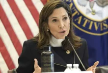 Deputada republicana María Elvira Salazar renova duras críticas ao governo Lula, alegando autoritarismo, aliança com ditadores e perseguição. Entenda a polêmica.