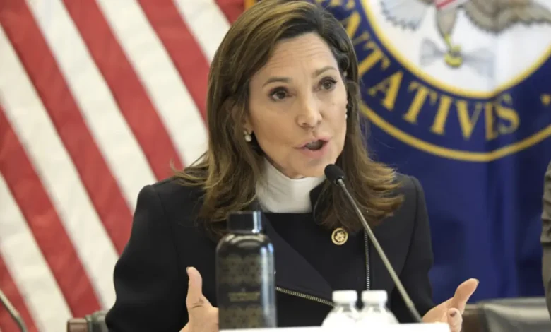 Deputada republicana María Elvira Salazar renova duras críticas ao governo Lula, alegando autoritarismo, aliança com ditadores e perseguição. Entenda a polêmica.