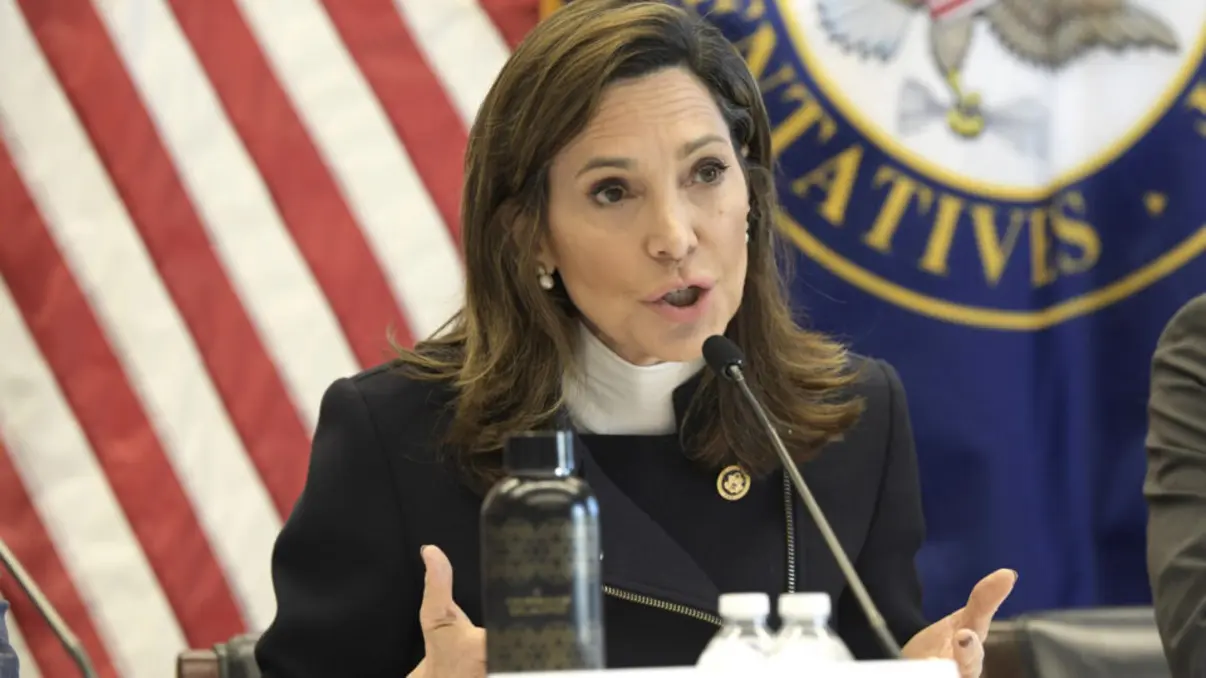 Deputada republicana María Elvira Salazar renova duras críticas ao governo Lula, alegando autoritarismo, aliança com ditadores e perseguição. Entenda a polêmica.