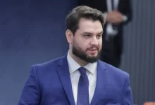 Ministro Alexandre de Moraes nega recurso de Filipe Martins, determinando que ele continue em prisão na Casa de Custódia de Ponta Grossa, no Paraná, por falta de autorização prévia.