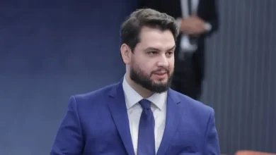 Ministro Alexandre de Moraes nega recurso de Filipe Martins, determinando que ele continue em prisão na Casa de Custódia de Ponta Grossa, no Paraná, por falta de autorização prévia.