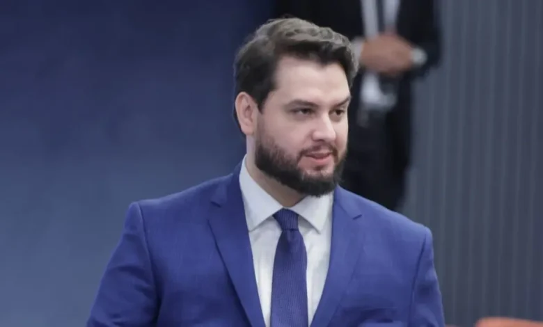 Ministro Alexandre de Moraes nega recurso de Filipe Martins, determinando que ele continue em prisão na Casa de Custódia de Ponta Grossa, no Paraná, por falta de autorização prévia.