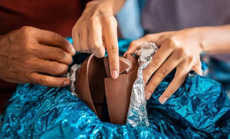 A Páscoa chegou e o receio das espinhas por chocolate? Folha de Paraguaçu desvenda o que a ciência diz sobre a relação entre o doce e a acne. Mitos, verdades e dicas para uma pele saudável. Leia e aproveite sem culpa!