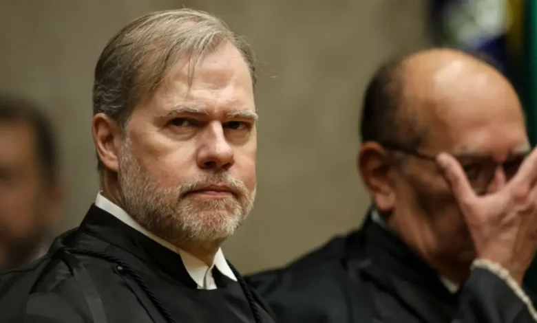 Ministro Dias Toffoli teve empréstimo de R$ 20,4 milhões renegociado sem multa e juros abaixo da Selic com o Bradesco, segundo reportagem.