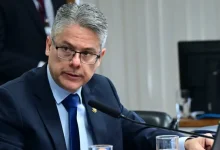 Ministro Gilmar Mendes é acusado de proteger colega ministro Dias Toffoli de investigação no STF, acusação feita pelo relator da CPI do Crime Organizado, Alessandro Vieira.