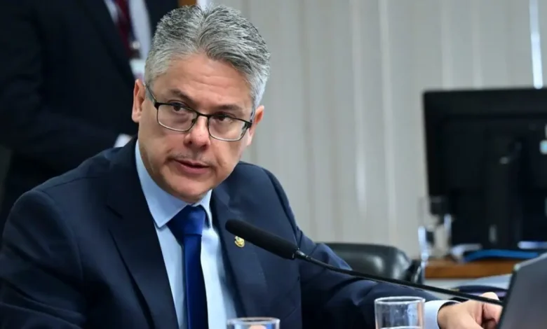 Ministro Gilmar Mendes é acusado de proteger colega ministro Dias Toffoli de investigação no STF, acusação feita pelo relator da CPI do Crime Organizado, Alessandro Vieira.