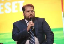 Jair Bolsonaro pede autorização para receber assessor de Trump em datas específicas, argumentando agenda restrita devido a diplomacia estrangeira.