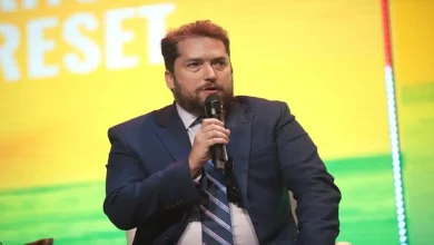 Jair Bolsonaro pede autorização para receber assessor de Trump em datas específicas, argumentando agenda restrita devido a diplomacia estrangeira.