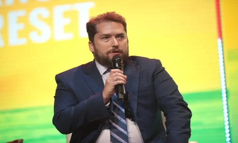 Jair Bolsonaro pede autorização para receber assessor de Trump em datas específicas, argumentando agenda restrita devido a diplomacia estrangeira.