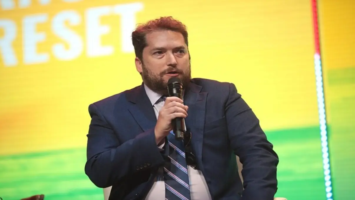 Jair Bolsonaro pede autorização para receber assessor de Trump em datas específicas, argumentando agenda restrita devido a diplomacia estrangeira.