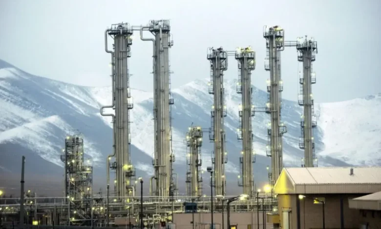 A Folha de Paraguaçu investiga a escalada no Oriente Médio: Israel e EUA atacam complexos de água pesada e urânio no Irã, aumentando a tensão nuclear na região.