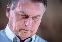 Ex-presidente Jair Bolsonaro apresenta sintomas de mal-estar, é internado em UTI com broncopneumonia aguda e enfrenta complicações.