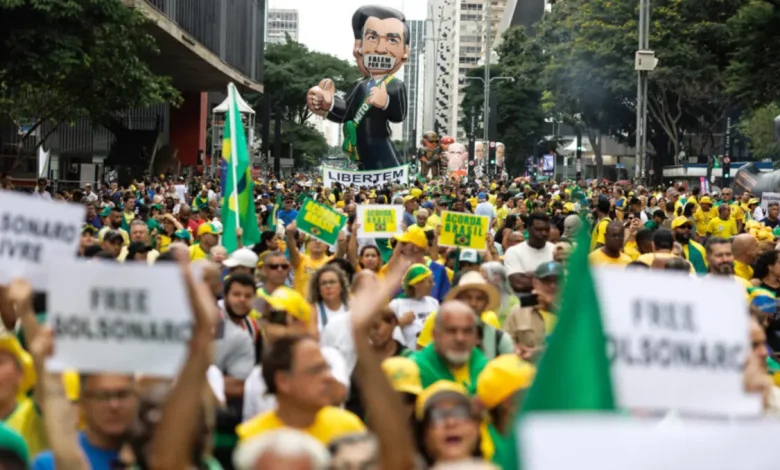 Manifestações da direita em várias cidades brasileiras pressionam o governo de Luiz Inácio Lula da Silva e defendem anistia, combate à corrupção e liberdade para Jair Bolsonaro.