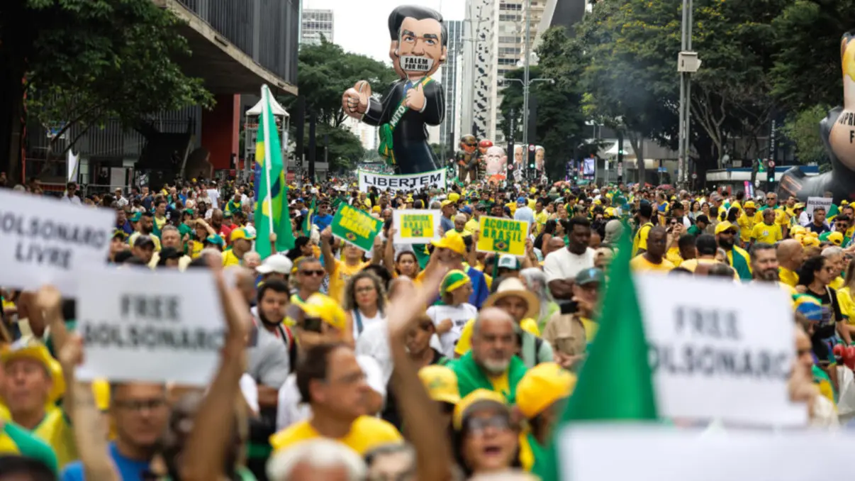 Manifestações da direita em várias cidades brasileiras pressionam o governo de Luiz Inácio Lula da Silva e defendem anistia, combate à corrupção e liberdade para Jair Bolsonaro.