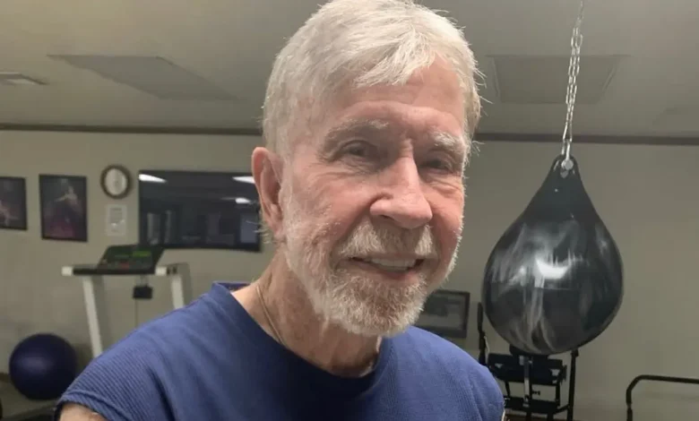 A Folha de Paraguaçu lamenta o falecimento de Chuck Norris, o lendário ator e mestre das artes marciais, aos 86 anos. Conheça a vida e o legado do ícone.