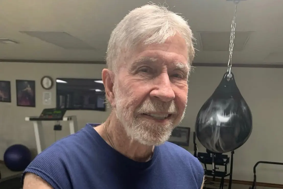 A Folha de Paraguaçu lamenta o falecimento de Chuck Norris, o lendário ator e mestre das artes marciais, aos 86 anos. Conheça a vida e o legado do ícone.