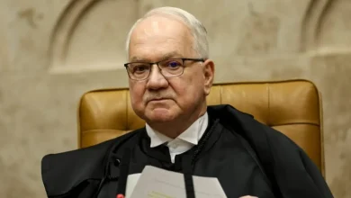 Dupla de advogados deixa escritório no Paraná e se concentra em consultoria estratégica. Código de conduta para STF enfrenta divergências internas, com objetivo de evitar conflitos de interesse.