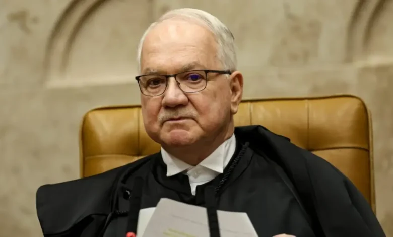 Dupla de advogados deixa escritório no Paraná e se concentra em consultoria estratégica. Código de conduta para STF enfrenta divergências internas, com objetivo de evitar conflitos de interesse.