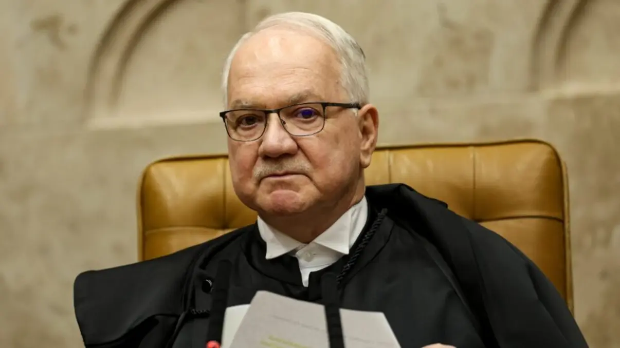 Dupla de advogados deixa escritório no Paraná e se concentra em consultoria estratégica. Código de conduta para STF enfrenta divergências internas, com objetivo de evitar conflitos de interesse.