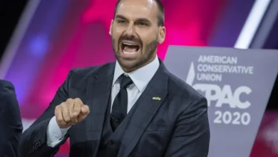 Polícia Federal solicita provas de inquérito contra Eduardo Bolsonaro e abre processo administrativo disciplinar por abandono de cargo.