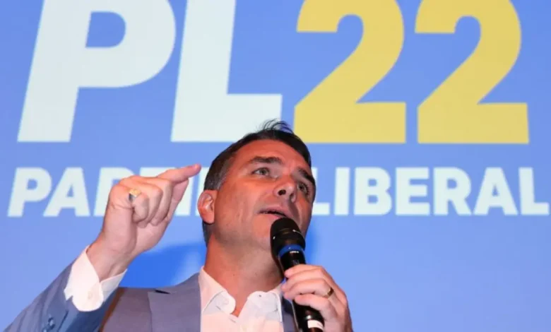 Sondagem do Paraná Pesquisas destaca a importância dos indecisos nas eleições presidenciais de 2026, com Flávio Bolsonaro e Lula empatados em segundo turno.