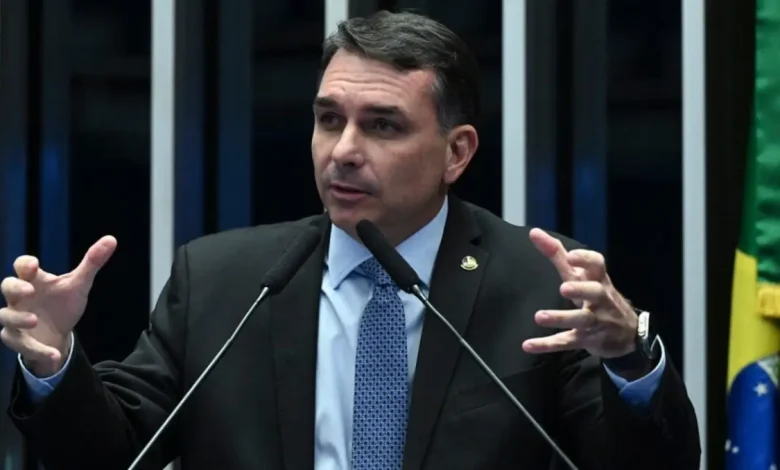 Flávio Bolsonaro apresenta estratégia política no Nordeste, região tradicionalmente dominada pelo PT, com foco na segurança pública e redução de impostos.