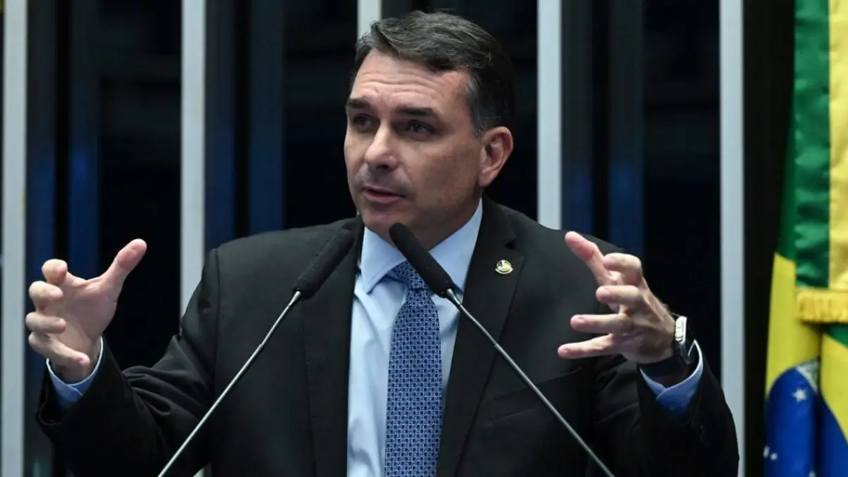 Flávio Bolsonaro apresenta estratégia política no Nordeste 14 Flávio Bolsonaro apresenta estratégia política no Nordeste, região tradicionalmente dominada pelo PT, com foco na segurança pública e redução de impostos.