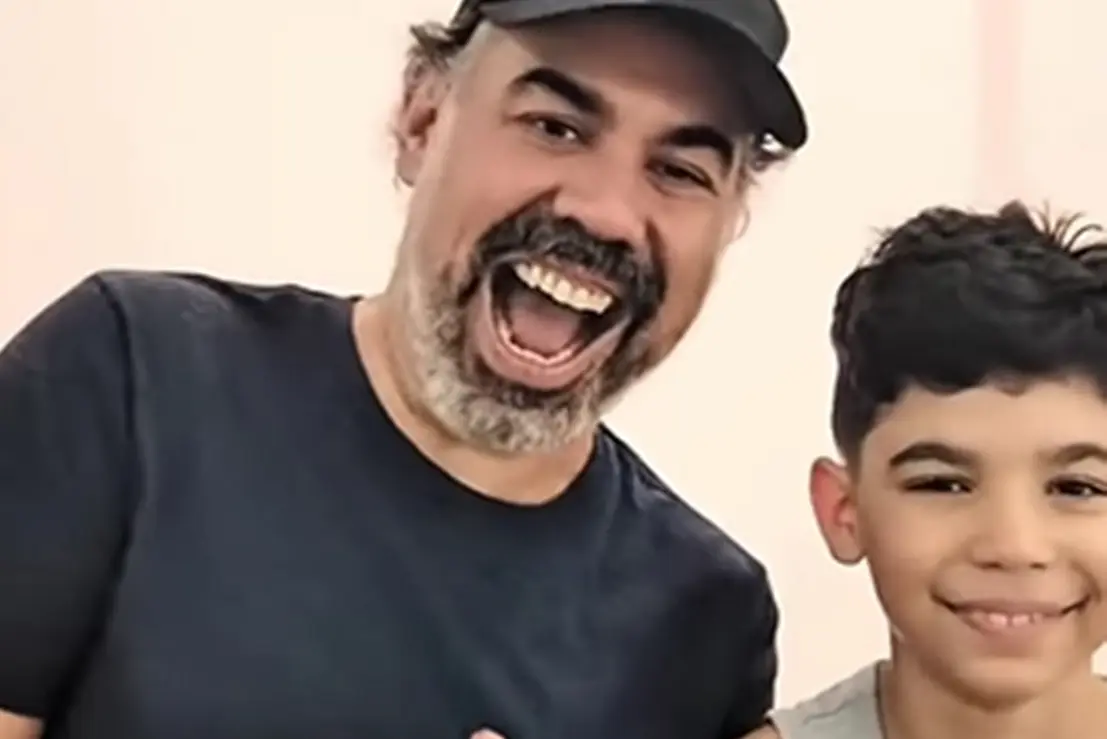 Tragédia: Filho de Humorista Cacofonias Morre em Acidente no Rio 6 A Folha de Paraguaçu cobre a trágica morte de Francisco Farias Antunes, filho do humorista Cacofonias, em acidente no Rio de Janeiro. Pai faz emocionante homenagem. Morte filho Cacofonias.