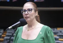 Advogado de Carla Zambelli afirma que marido pode argumentar em favor de desistência de recurso à Suprema Corte de Cassação, aceitando extradição ao Brasil.