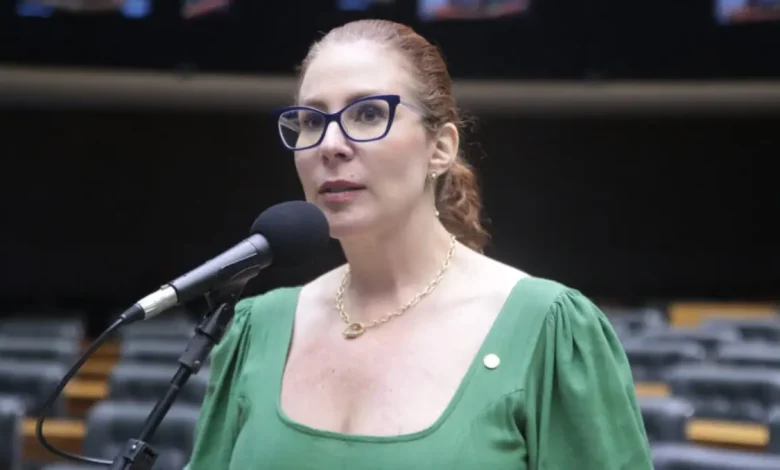 Advogado de Carla Zambelli afirma que marido pode argumentar em favor de desistência de recurso à Suprema Corte de Cassação, aceitando extradição ao Brasil.