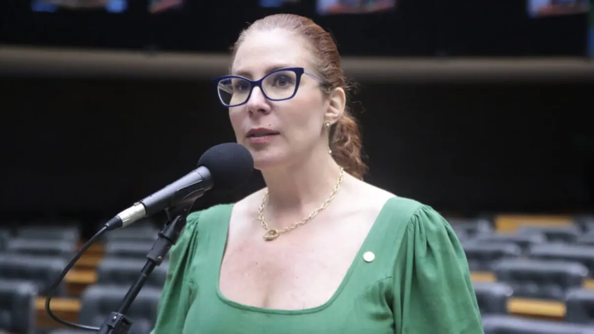 Advogado de Carla Zambelli afirma que marido pode argumentar em favor de desistência de recurso à Suprema Corte de Cassação, aceitando extradição ao Brasil.