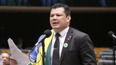 O STF aceita denúncia contra o deputado Gilvan da Federal por crimes de calúnia, injúria e difamação contra o comandante do Exército, general Tomás Paiva.