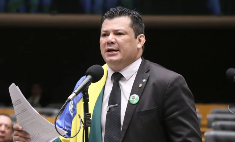 O STF aceita denúncia contra o deputado Gilvan da Federal por crimes de calúnia, injúria e difamação contra o comandante do Exército, general Tomás Paiva.